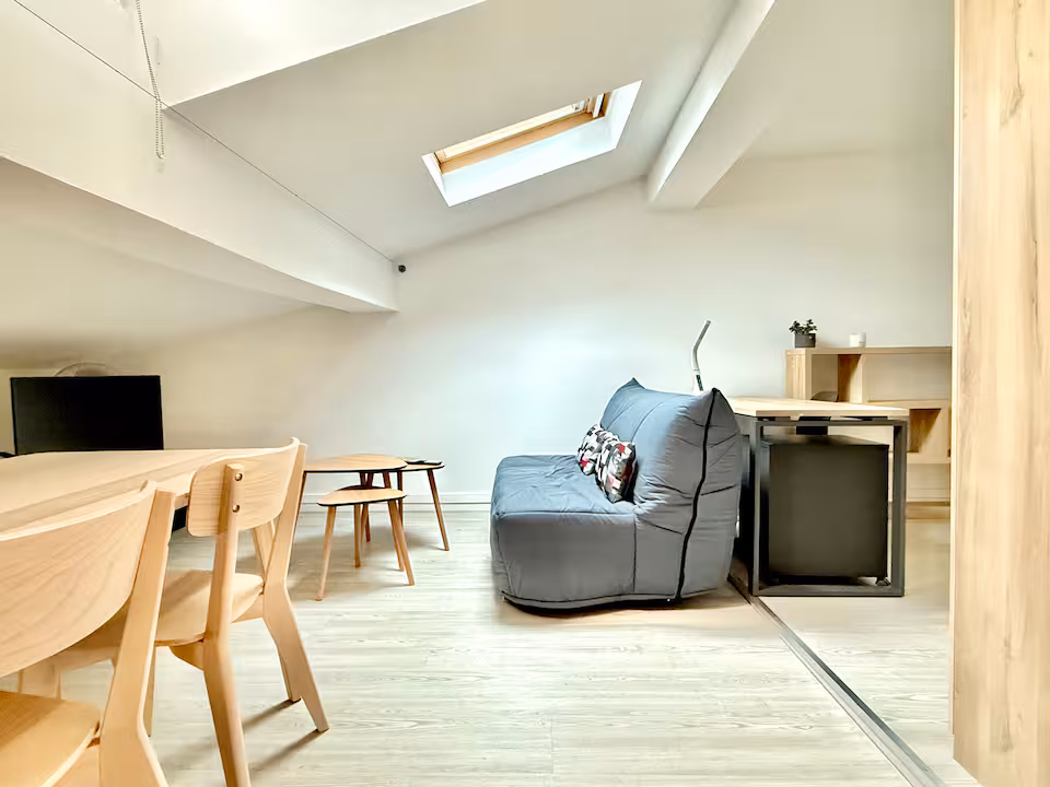 Studio mansardé rue Valade en location courte durée géré par Philia Conciergerie à Toulouse sur Airbnb